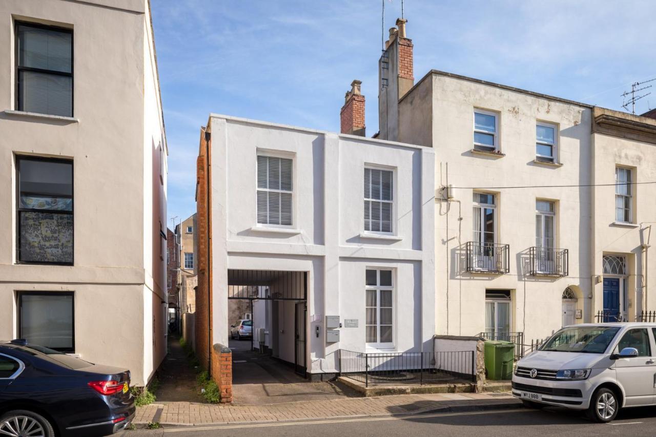 Wellington Mews - Centre Of Town With Parking *